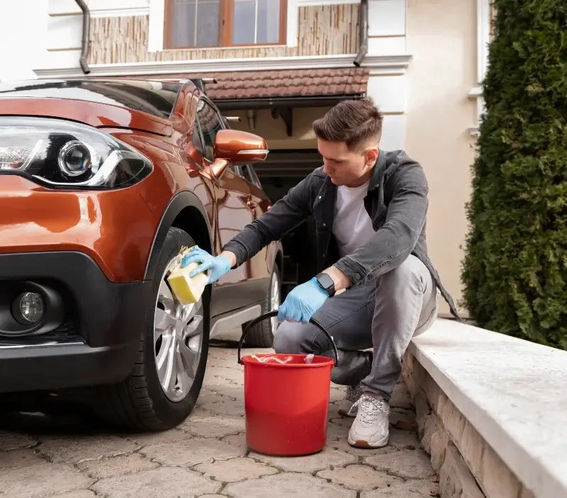 Lavage auto à domicile La Gorgue : professionnel intervenant sur un véhicule